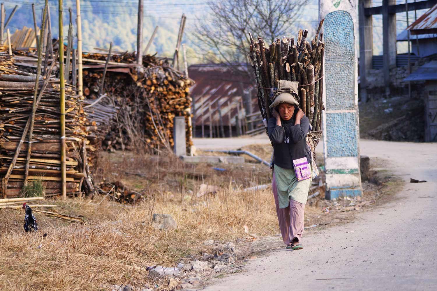 Gallery image - Daily chores of Apatani people